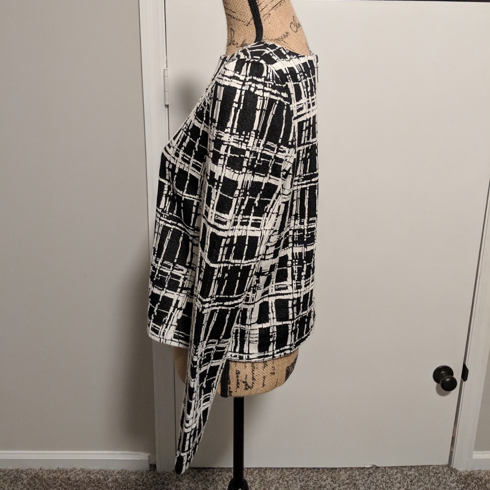Blk/Wht Top - Picture 2 of 5